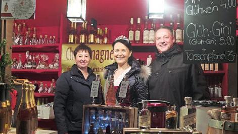 Am Stand der Metropolregion (v.&nbsp;l.): Susann Singer (Brennerei Singer, Mittelehrenbach), Kirschenk&ouml;nigin Rebecca I. und Wirtschaftsf&ouml;rderer Andreas R&ouml;sch Foto: PR