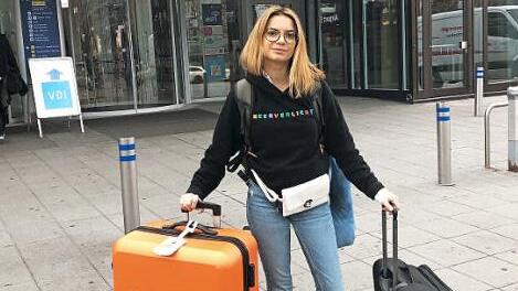 Interview auf den Seychellen: Ein ARD- Kamerateam reiste mit und drehte für die Serie "Verrückt nach Meer" - auch Lena (Foto oben, l.) wird in den Episoden zu sehen sein. Lenas Schiff: Die MS Albatros hatte 400 Passagiere und 300 Mann Besatzung an Bord (Mitte, l.). Lena Eschenbacher  einmal ganz oben vorn auf der Brücke. Mit zwei Koffern um die halbe Welt: Lenas Abreise über Nürnberg  und München (unten, l.). Landgang im Senegal mit Abstecher mit dem  Quad Fotos: privat