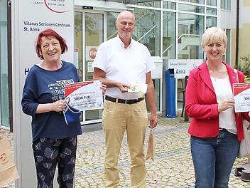 Tanja Schwägerl, Johanna Auerbeck, Gerald Brehm, Beate Bednarski und Norbert Geier bei der Übergabe der ersten Höchstadt-Gutscheine (von links).  Foto: Andreas Dorsch