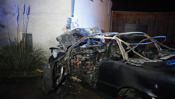 Unfall im Landkreis Führt: Auto fliegt in Hauswand und fängt zu brennen an