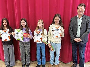 Magdalena Ro&szlig;mann (2. von links) gewinnt den Vorlesewettbewerb. Hannah Metz, Amelie Seufert und Mila Beck sind Klassensiegerinnen. Rechts Schulleiter Peter Rottmann.