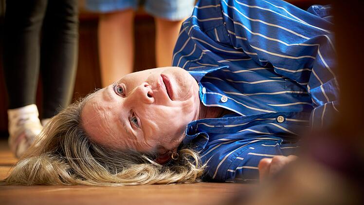 W&auml;hrend sie ihre Theater-AG anleitet, bricht Lehrerin Sabine (Ann-Kathrin Kramer) zusammen. Die bislang scheinbar gesunde Frau hat einen Schlaganfall erlitten.