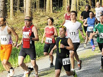 Gleich nach dem Start geht beim Walter-Richter-Lauf die Post ab. Unser Bild zeigt den Läuferpulk mit Matthias Reif (12. Platz - ASV Triathlon Kulmbach/ Startnummer 145), Damensiegerin Jutta Kratzel (SGB Stadtsteinach/Nummer 152), Liane Thiem (2. Platz - AF-Personal-Training/Nummer 148) und Nachwuchstalent Benjamin Michel (7. Platz - SGB Stadtsteinach/Nummer 166). Fotos: Michael Kraus