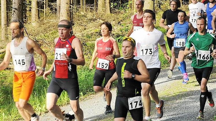 Gleich nach dem Start geht beim Walter-Richter-Lauf die Post ab. Unser Bild zeigt den Läuferpulk mit Matthias Reif (12. Platz - ASV Triathlon Kulmbach/ Startnummer 145), Damensiegerin Jutta Kratzel (SGB Stadtsteinach/Nummer 152), Liane Thiem (2. Platz - AF-Personal-Training/Nummer 148) und Nachwuchstalent Benjamin Michel (7. Platz - SGB Stadtsteinach/Nummer 166). Fotos: Michael Kraus