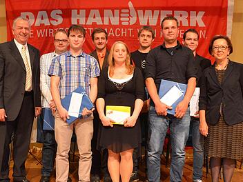 Mit 105 Junggesellen und Junggesellinen im Handwerk erhielten in diesem Jahr deutlich weniger Auszubildende ihr begehrtes Zeugnis, ihren Gesellenbrief. Foto: Peter Rauch