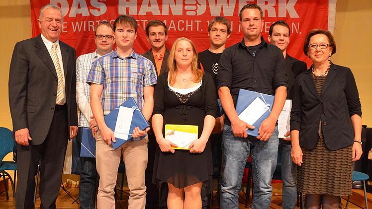 Mit 105 Junggesellen und Junggesellinen im Handwerk erhielten in diesem Jahr deutlich weniger Auszubildende ihr begehrtes Zeugnis, ihren Gesellenbrief. Foto: Peter Rauch