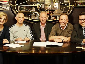 Freuen sich auf die Benefiz-Spiele (von links): Bambergs Gleichstellungsbeauftragte Gabriele Kepic, Brose-Baskets-Sportdirektor Wolfgang Heyder, Stadtbau-Direktor Heiner Kemmer, der Chef der Bamberger Kinderklinik, Karl-Heinz Deeg und "Franken helfen Franken"-Botschafter Martin Wilbers von der Mediengruppe Oberfranken  Foto: sportpress