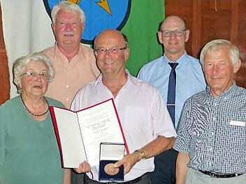 Christoph Winkler (Mitte) wurde mit der Adalbert-Stifter-Medaille ausgezeichnet. Dazu gratulierten (von links): Rosemarie Kretschmer, Betreuerin der Römerstädter Gruppe, Karl-Heinz Schübert, Kreisvorsitzender der Sudetendeutschen, Bürgermeister Thomas Stadelmann sowie Alfred Klaner, Vorsitzender des Heimatkreises Römerstadt.  Foto: wo