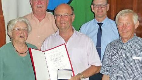 Christoph Winkler (Mitte) wurde mit der Adalbert-Stifter-Medaille ausgezeichnet. Dazu gratulierten (von links): Rosemarie Kretschmer, Betreuerin der Römerstädter Gruppe, Karl-Heinz Schübert, Kreisvorsitzender der Sudetendeutschen, Bürgermeister Thomas Stadelmann sowie Alfred Klaner, Vorsitzender des Heimatkreises Römerstadt.  Foto: wo