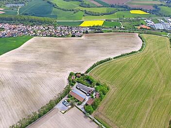 Hier soll sich die Lerchenhoftrasse in absehbarer Zeit ihren Weg bahnen. Der Plan hierfür wurde am Dienstag genehmigt. Links oben ist das südliche Johannisthal zu erkennen, rechts der nördliche Ortseingang von Küps. Foto: Heinrich Weiß