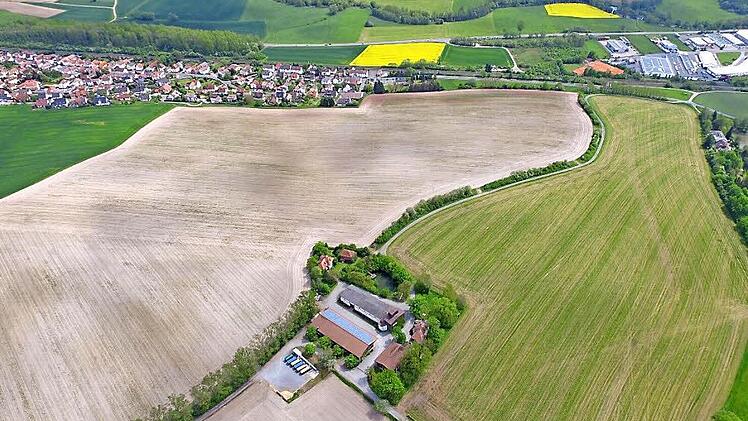 Hier soll sich die Lerchenhoftrasse in absehbarer Zeit ihren Weg bahnen. Der Plan hierfür wurde am Dienstag genehmigt. Links oben ist das südliche Johannisthal zu erkennen, rechts der nördliche Ortseingang von Küps. Foto: Heinrich Weiß