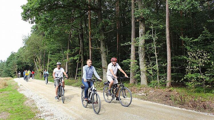Die beiden Bürgermeister Johannes Maciejonczyk (vorn) und Johannes Krapp (rechts) testeten die neue Strecke. Foto: Evi Seeger