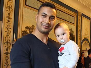 "Frisch gebackener" Coburger und Deutscher: Mohammed Jahid mit seinem hier geborenen Kind. Foto: Nelly Ritz