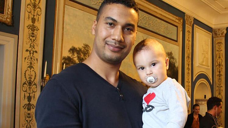 "Frisch gebackener" Coburger und Deutscher: Mohammed Jahid mit seinem hier geborenen Kind. Foto: Nelly Ritz