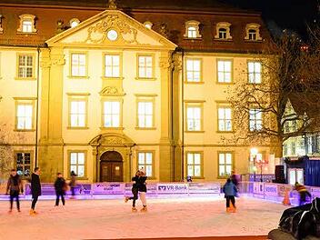 In Erlangen wird mithilfe von Sponsoren seit Jahren eine sehr stimmungsvolle Eisbahn zur Weihnachtszeit am Marktplatz aufgebaut. IN Lichtenfels wird das Projekt an den Kosten scheitern.