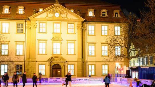 In Erlangen wird mithilfe von Sponsoren seit Jahren eine sehr stimmungsvolle Eisbahn zur Weihnachtszeit am Marktplatz aufgebaut. IN Lichtenfels wird das Projekt an den Kosten scheitern.