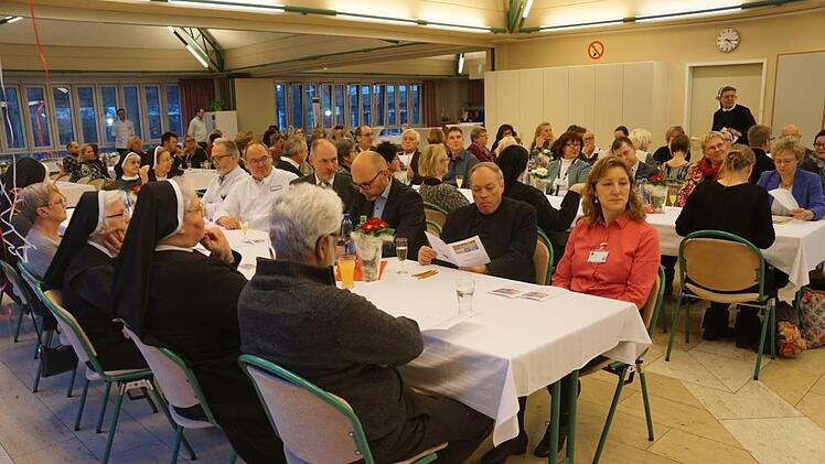 Zehnj&auml;hriges Jubil&auml;um im Pflegezentrum St. Elisabeth. Im Vordergrund von rechts: Generalvikar Monsignore Georg Kestel der Erzdi&ouml;zese Bamberg, St.-Franziskus-Schwestern Vierzehnheiligen und Pater John Adapoor, Klinikseelsorger Pascale Ferry