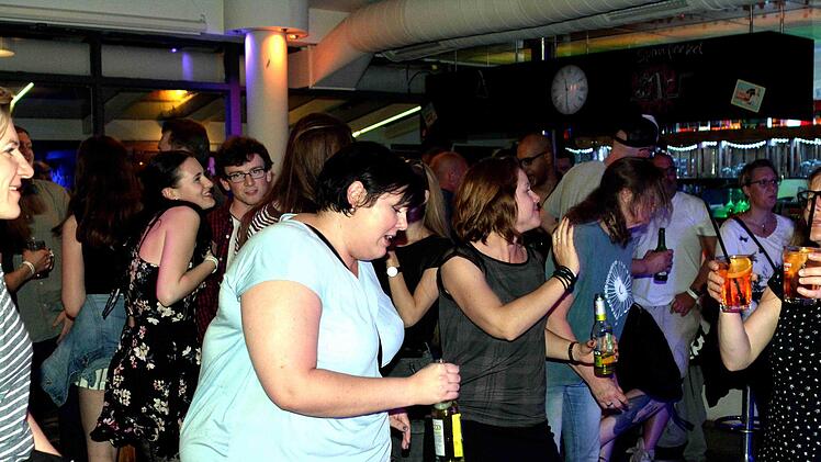 Volle Tanzfläche bei Smash im Kreis´l