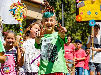 Gute Stimmung und viele bunte Farben beim Kinderfestumzug in Lichtenfels Fotos: Matthias Hoch