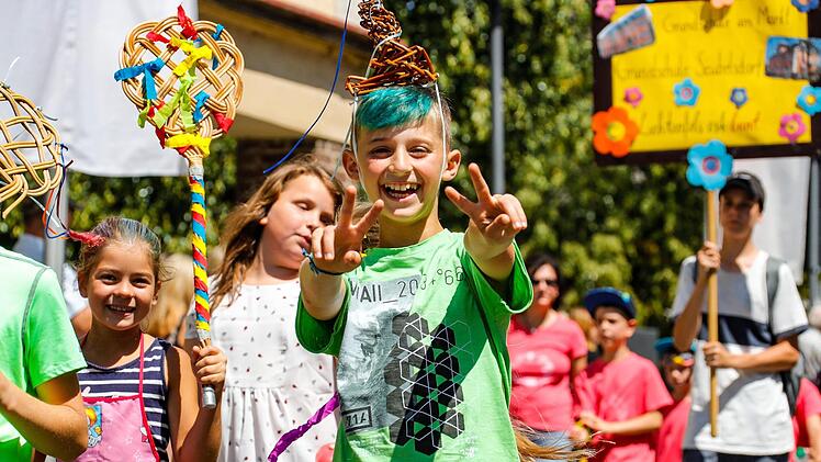 Gute Stimmung und viele bunte Farben beim Kinderfestumzug in Lichtenfels Fotos: Matthias Hoch