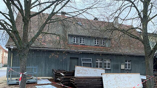Das "alte Sportheim" gehört zum Komplex der Eissporthalle, den ein ukrainischer Investor gekauft hat und der jetzt weitgehend leersteht. Dort verloren zwei Kissinger Vereine Räume. Foto: Michael Grimm
