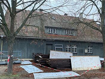 Das "alte Sportheim" gehört zum Komplex der Eissporthalle, den ein ukrainischer Investor gekauft hat und der jetzt weitgehend leersteht. Dort verloren zwei Kissinger Vereine Räume. Foto: Michael Grimm