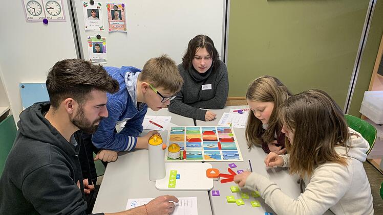 Gemeinsam tüftelt Nico Gießner mit Leonnie Schoberth und Mia-Sophie Wagner. Die drei Schüler der Werner-Grampp-Schule haben beim Robotikunterricht, den die Schüler der FOS/BOS unterstützen, Riesen-Spaß. Und Rafo Rafo und Jenny Schenke finden die Kooperation auch tollSonny Adam