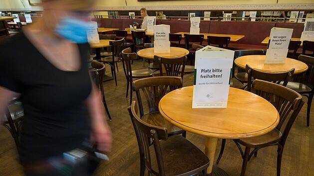 Zwischen den einzelnen G&auml;sten muss ein Abstand von eineinhalb Metern eingehalten werden. Das ist nicht die einzige Regel, der Gastronomen derzeit nachkommen.  Foto: Peter Kneffel/dpa