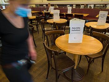 Zwischen den einzelnen Gästen muss ein Abstand von eineinhalb Metern eingehalten werden. Das ist nicht die einzige Regel, der Gastronomen derzeit nachkommen.  Foto: Peter Kneffel/dpa