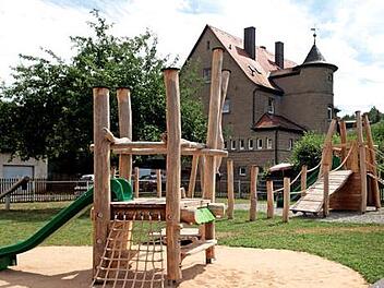 Der neue Spielplatz in Limbach mit seinem "Vorbild" im Hintergrund