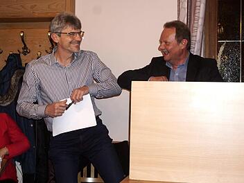 Schriftführer Werner Starke (rechts) gratuliert Franz Dellermann zur Nominierung.  Foto: Richard Sänger