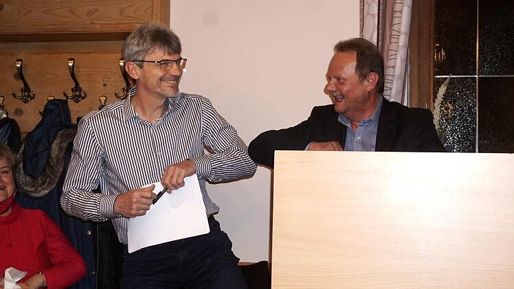 Schriftführer Werner Starke (rechts) gratuliert Franz Dellermann zur Nominierung.  Foto: Richard Sänger