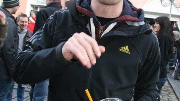 Ein bisschen pervers, aber unvergleichlich lecker: Rene Schlemmer (25) gönnt sich eine Schneemaß aus der Sohle mit Zitronenlimo, Wodka und Vanilleeis