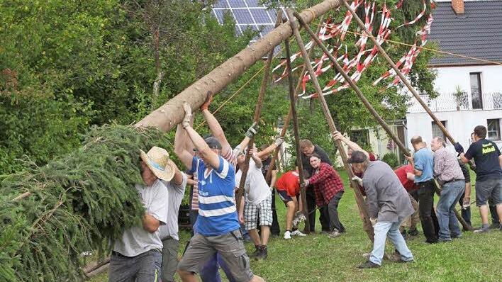 Da war Muskelkraft gefragt: Die Kirchweihburschen aus Heckenhof stellten mit dem Bumbara-Stammtisch am Samstagnachmittag den Kirchweihbaum auf.  Fotos: Georg Wolf