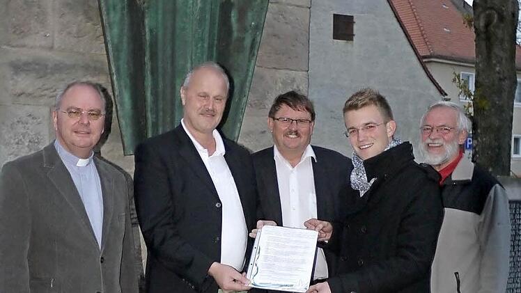Sie geben die Friedenserklärung an die Jugend weiter: (von links) Dekan Kilian Kemmer, Bürgermeister Gerald Brehm, Pfarrer Fritz Schäfer, Alexander Barth und Mike Gibson. Foto: Pauline Lindner