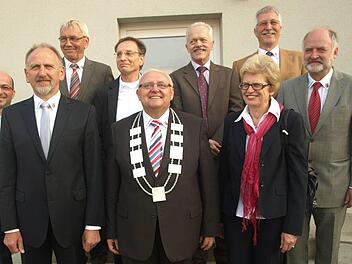 Acht Gemeinderäte verabschiedete Bürgermeister Siegfried Erhard (vorne, Mitte), nämlich (vorne, rechts) Claudia Landgraf und (links) Hubert Schott sowie (hinten, von links) Thomas Saal, Gerhard Reuß, Hartmut Schreiber, Peter Deisinger, Dieter Ott und Albrecht Schreck. Foto: Stefan Geiger