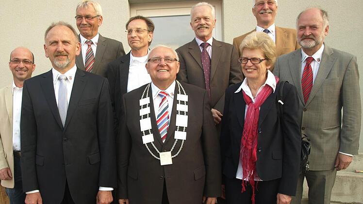 Acht Gemeinderäte verabschiedete Bürgermeister Siegfried Erhard (vorne, Mitte), nämlich (vorne, rechts) Claudia Landgraf und (links) Hubert Schott sowie (hinten, von links) Thomas Saal, Gerhard Reuß, Hartmut Schreiber, Peter Deisinger, Dieter Ott und Albrecht Schreck. Foto: Stefan Geiger