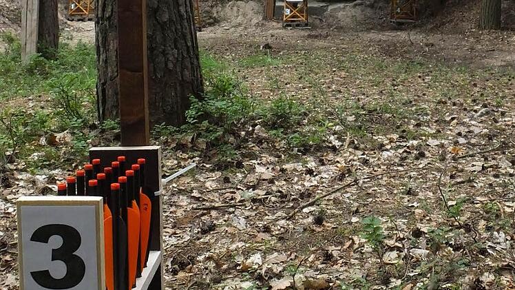 Schießstand Nr. 3 im Steinbruch bei Neuhaus: Die Entfernung auf die Scheibe beträgt 25 Meter. Geschossen wird mit der Armbrust.   Foto: privat