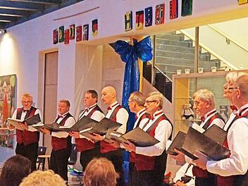 Der Chor "Belcanto Vocale" sang in der Schulaula. Foto: Pöhlmann