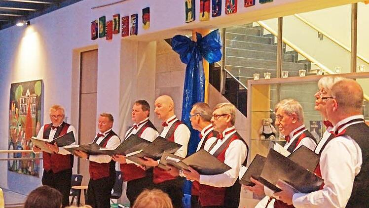 Der Chor "Belcanto Vocale" sang in der Schulaula. Foto: Pöhlmann