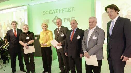 Georg Schaeffler (l.) und Maria-Elisabeth Schaeffler-Thumann (3. v. l.) gratulierten mit dem Vorstandsvorsitzenden Klaus Rosenfeld (r.) Dieter Strobl (2.v.r), Walter Dörfler (3.v.r.), Johann Schobert (4.v.r.) und Adolf Jackwerth (2.v.l.) zu 50-jähriger Betriebszugehörigkeit. Foto: Schaeffler