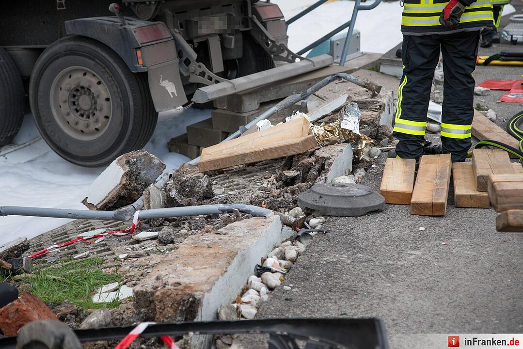 Lkw kracht in Autohaus bei Meiningen - 1 Toter und mehrere Verletzte
