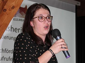 Julia Brücner stellte beim Gründungsfest die Ziele von "Kulmbach ist bunt" vor. Foto: Sonja Adam