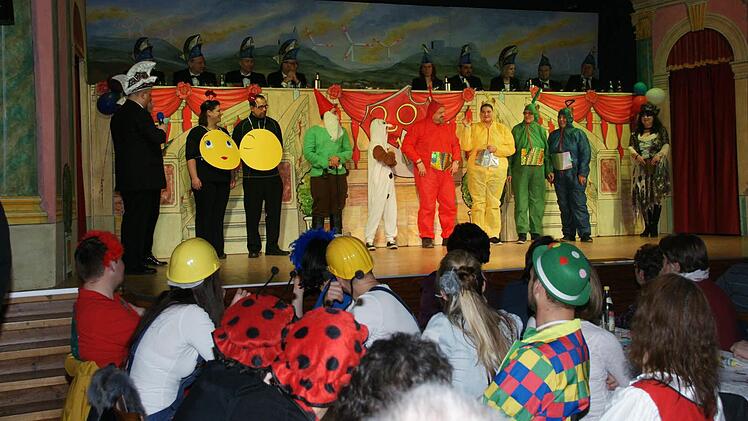 Die Gewinner der Maskenpr&auml;mierung erhielten Preise. Foto: Joseph Beck