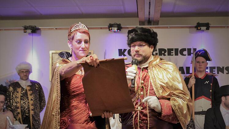 Das Prinzenpaar Marita Morber und Timo Wolf mit Hofstaat verliest die Saalordnung Foto: Nicolas Thomas