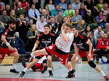 Matthias Grünert (am Ball) wirft sich am Samstag gegen Hannover zum vorletzten Mal für den HSC Bad Neustadt in den gegnerischen Kreis.  Foto: Anand Anders