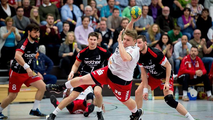 Matthias Grünert (am Ball) wirft sich am Samstag gegen Hannover zum vorletzten Mal für den HSC Bad Neustadt in den gegnerischen Kreis.  Foto: Anand Anders