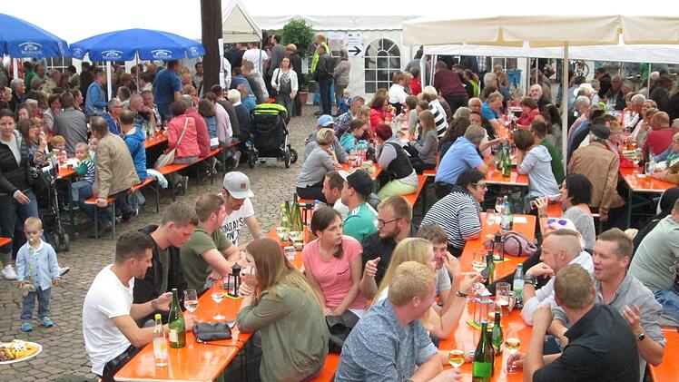 Volle Reihen und gute Stimmung machten das FC-Weinfest zum Erfolg. Foto: Winfried Ehling