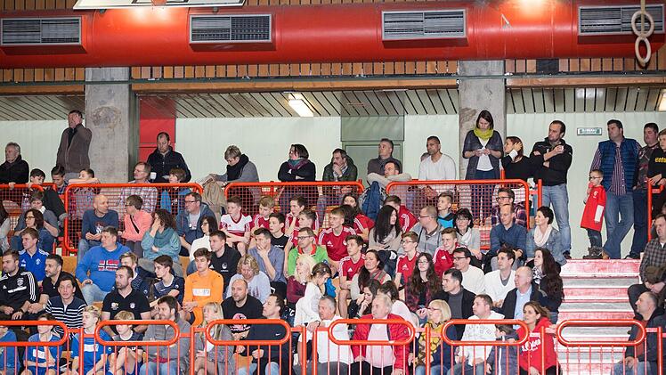 Gut gefüllte Zuschauerränge erhoffen sich die Fußball-Funktionäre des Kreises Kronach auch in der bevorstehenden Hallensaison, die am 25. November eröffnet wird. Foto: Archiv/Heinrich Weiß