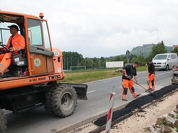 Noch ist die Straße zwischen Wiesenthau und Schlaifhausen auf verengter Spur in beiden Richtungen befahrbar. Mit Beginn der Fahrbahnasphaltierung, die in den Sommerferien erfolgen soll, wird jedoch eine mehrtägige Vollsperrung notwendig.  Foto: Josef Hofbauer